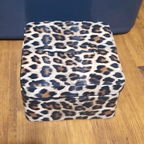 unknown Handbags - Leopard Train Case